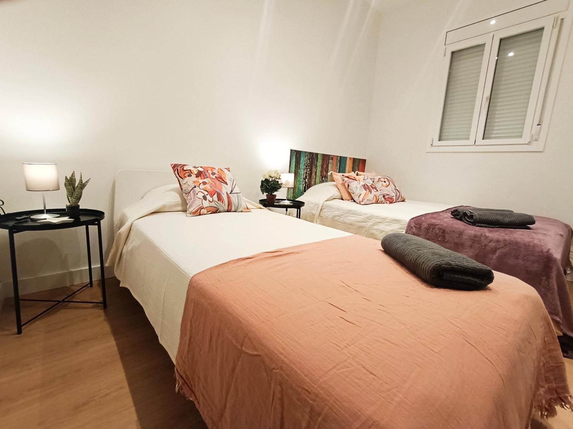 By Universitat Private Rooms Barcelona Eksteriør bilde
