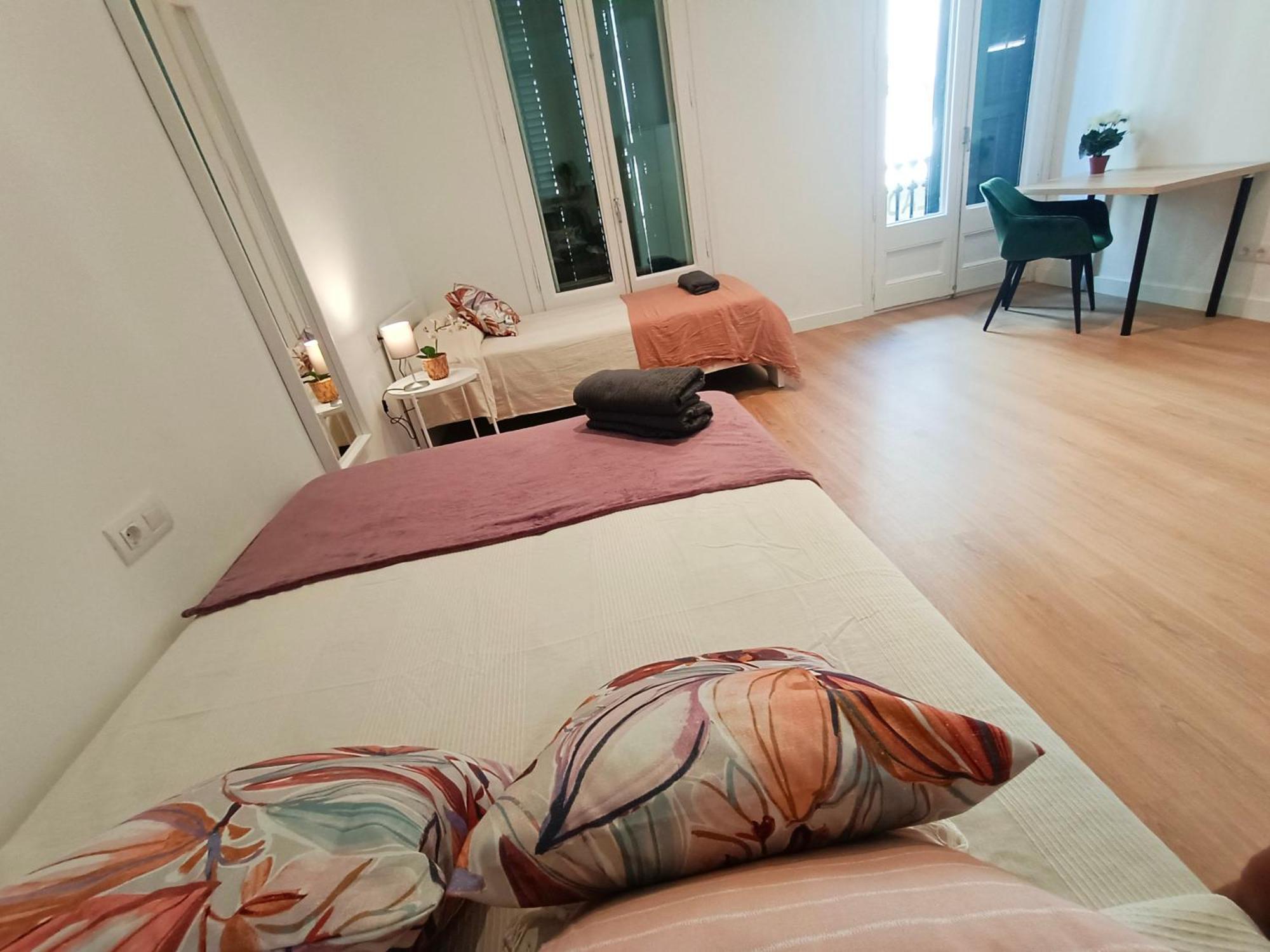 By Universitat Private Rooms Barcelona Eksteriør bilde