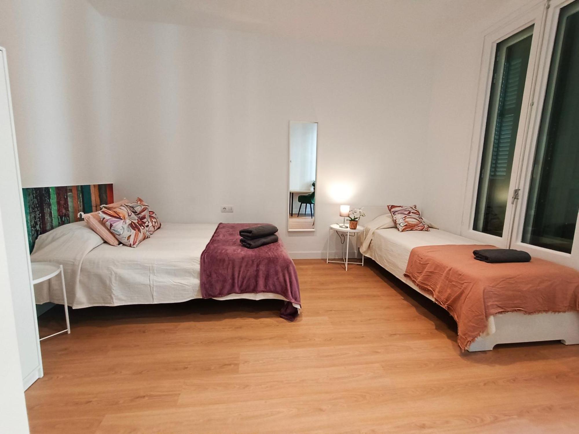 By Universitat Private Rooms Barcelona Eksteriør bilde