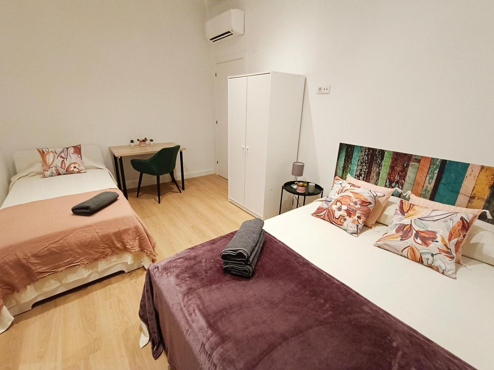 By Universitat Private Rooms Barcelona Eksteriør bilde