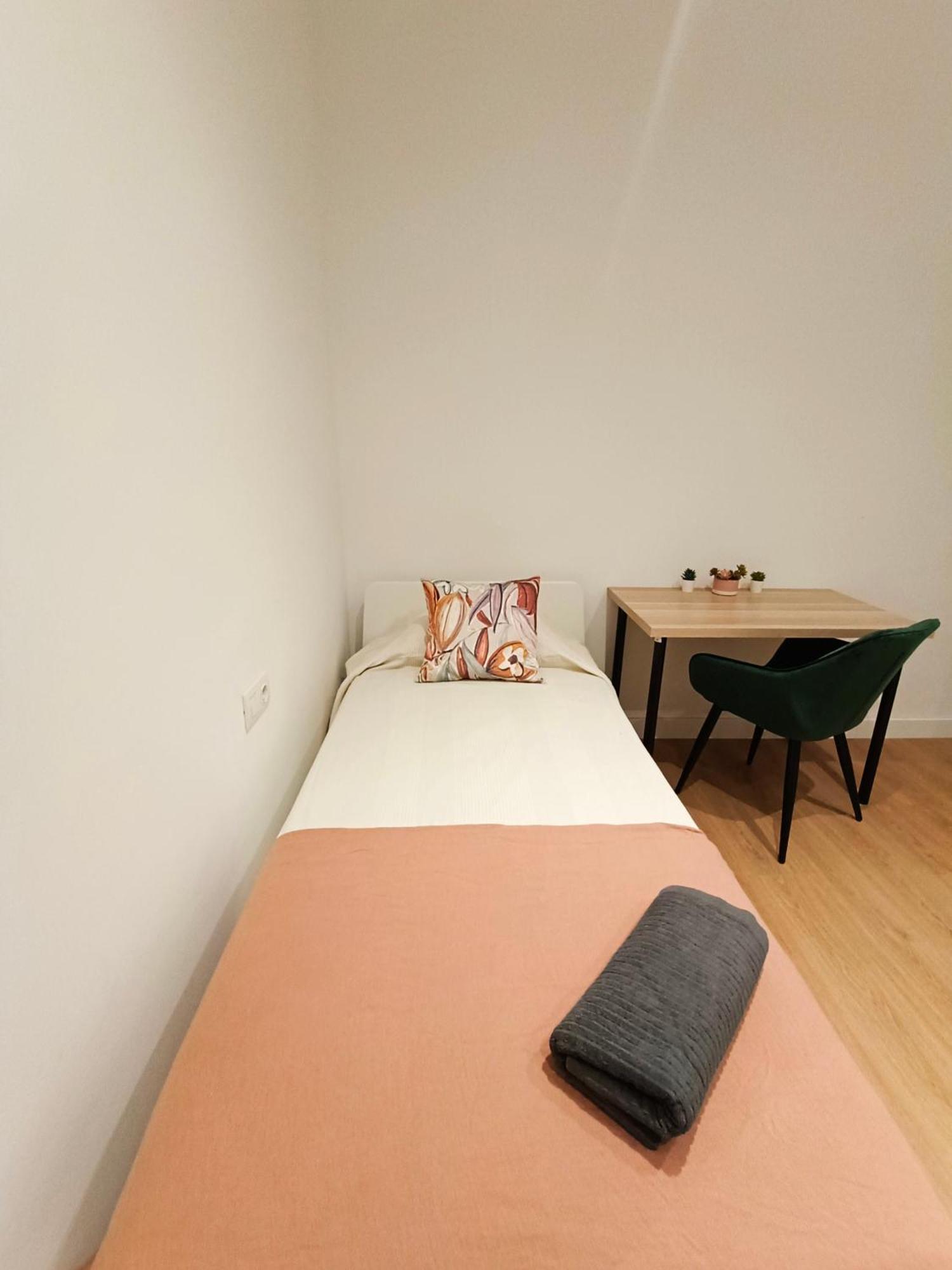 By Universitat Private Rooms Barcelona Eksteriør bilde